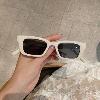Gafas de sol para mujer con montura cuadrada y protección UV