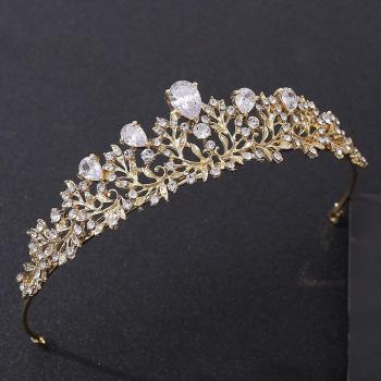 Joyería Nupcial Radiante: Tiara y Pendientes de Circonita