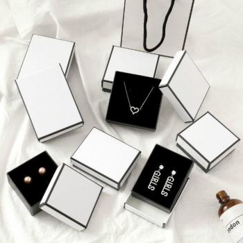 Cajas de Joyería en Blanco y Negro