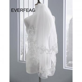 Peignoir nuptial en dentelle blanche avec filigrane