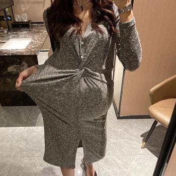 Tenue maternité estivale : robe à manches courtes, jupe fendue, style slim