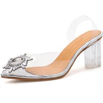 Spitz zulaufende Sommer-Sandalen