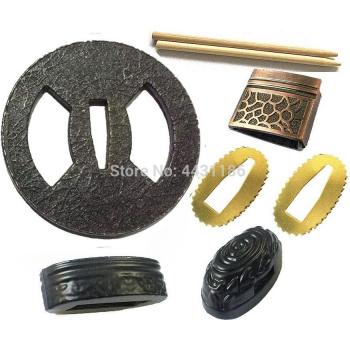 EIN Tanto-Handwerksbeschlag: Eisen-Guard mit Tsuba, Menuki, Fuchi, Kashira, Habaki & Seppa