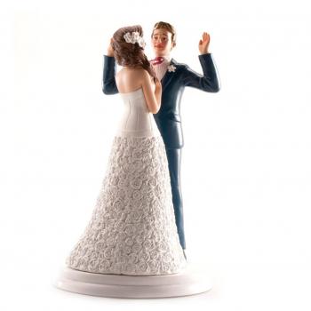 Figura de pastel pareja manos arriba