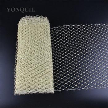 Sombrero con velo de tela brillante