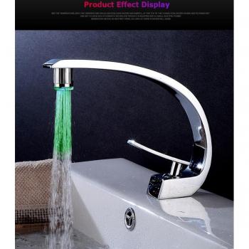 Grifo de Agua con Iluminación RGB y Sensor