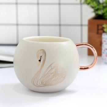 Keramiktasse mit Schwanenmuster