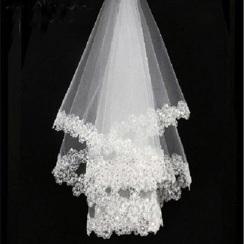Accesorio de boda: velo de tul con encaje blanco