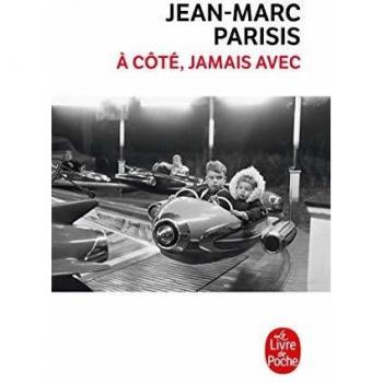 A côté, jamais avec