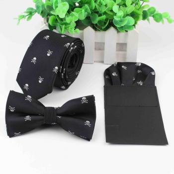 Corbata de pajarita de calaveras