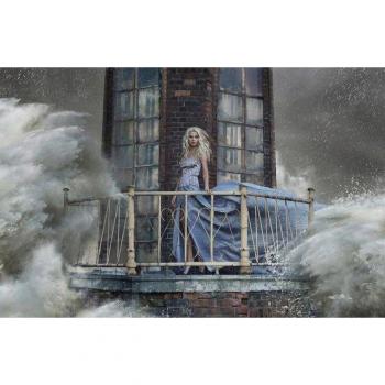 Papermoon Leuchtturm Wellen Frau Foto – Fantasie & Surreal Vlies-Tapete
