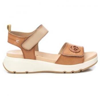 Sandalias Carmela de Piel Beige con Cierre Torsión y Elevación