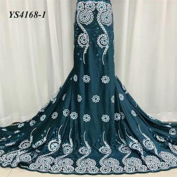 Festliches Kleid aus George Spitze in zartem Pfirsich