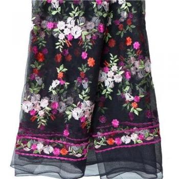 Afrikanisches Spitzengitter‑Kleid für Gartenfestivals