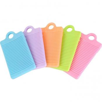 Planche à linge pour blanchisserie en plastique coloré
