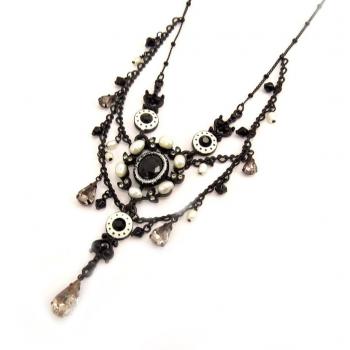 Collier Mantilla imaginé par la marque Les Trésors de Lily, disponible en noir et blanc (D5579)