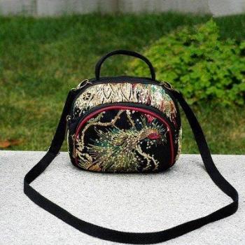 Women's Floral Embroidered Travel Purse
