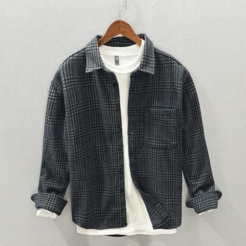 Lässiges Herrenhemd im Herbst-Winter-Stil
