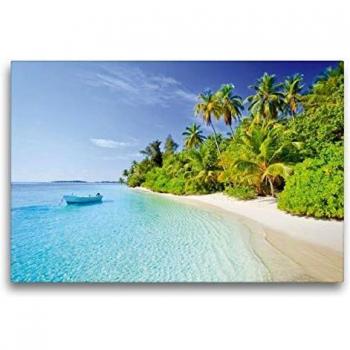 Tropischer Stranddruck auf Premium-Leinwand 75 × 50 cm, Quer­format – Boot in der Ferne