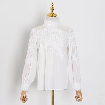 Blouse blanche en dentelle avec col montant
