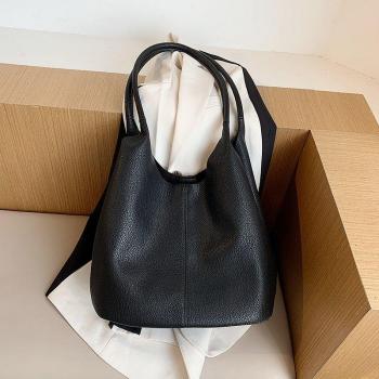 Chic PU Leather Shoulder Bag for Travel