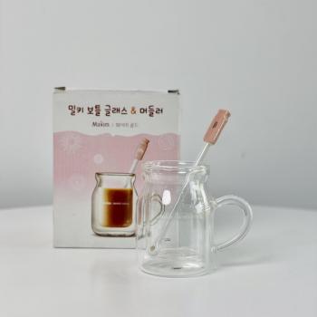 Taza de leche de vidrio con cuchara