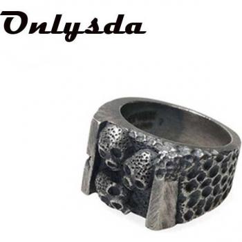 Anillo Triple Calavera 316L: Espíritu Rebelde