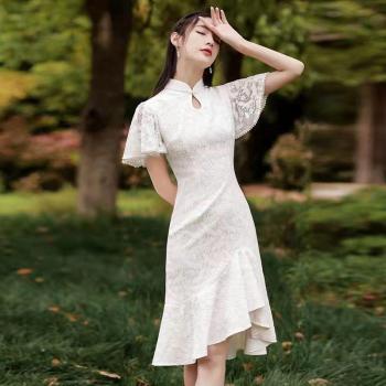 Cheongsam amélioré en dentelle blanche pour femmes