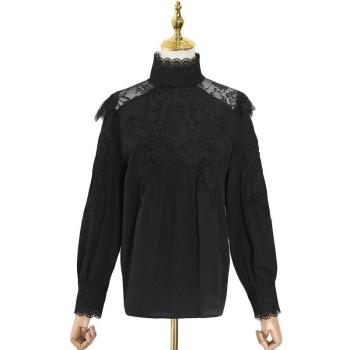 Blouse blanche à manches longues et col montant