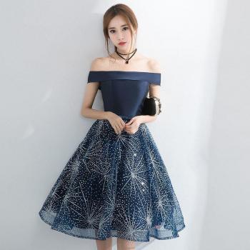 Graduación Chic: Vestido de Encaje Sin Hombros