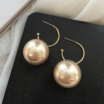 Pendientes de Perla Ovalada Chic