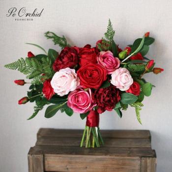 Arrangement floral d'orchidées rouges