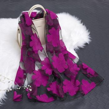 Écharpe longue brodée pour hijab
