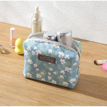 Estuche Chic de Viaje con Motivo Floral y Rayas