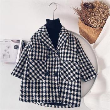 Estilo Cálido: Chaqueta de Lana a Cuadrados
