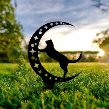 “Escultura de Gato en Metal para Césped”