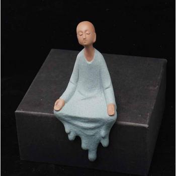 Buddha‑Figur, Keramik, 7 cm, „Kleiner Mönch“, lila Sandoptik