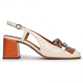 Zapatos de mujer destalonados con adorno y flecos