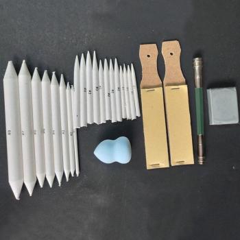 KreativWerkzeug 25‑Stück Set – Bleistift‑ und Kohle-Stifte, Tortillon, wischbarer Stock, professionelle Pastellpapiere, Schleifpapier