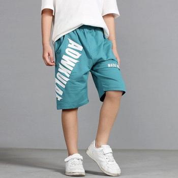 Freundliche Strandshorts für kleine Abenteurer