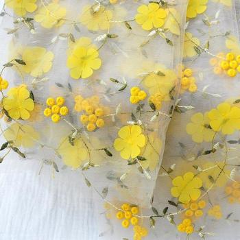 Bestickter Tüll mit eleganten Blumen