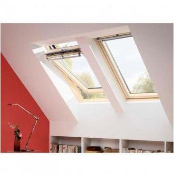 Finestra da tetto motorizzata Velux in pino, modello GGL, serie BK04, dimensioni 3070 L x 47 P x 98 A con raccordo EDW