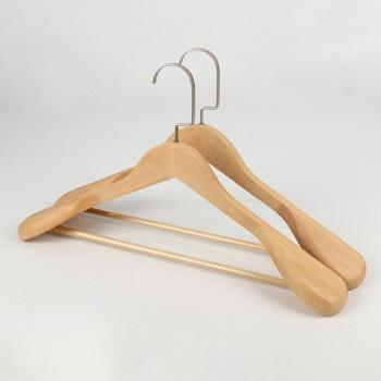 Cintre en bois pour costumes