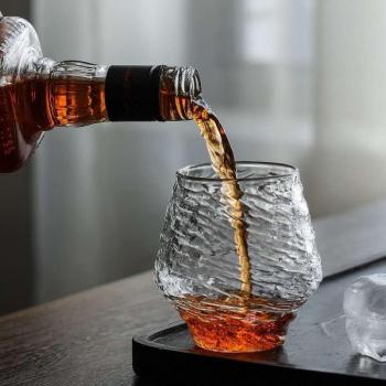 Gehämmertes Cognacglas aus Kristall