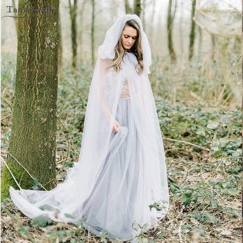 Capa de boda bohemia con capucha