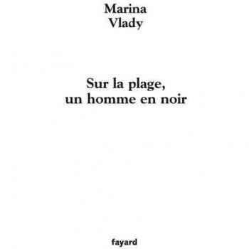 SUR LA PLAGE, UN HOMME EN NOIR