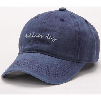 Gorra con bordado de letras