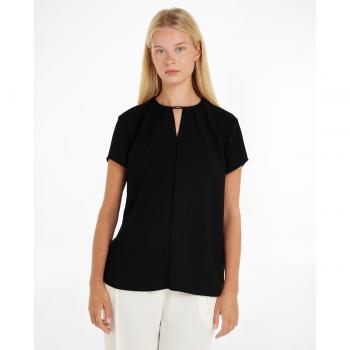 Blusa estampada de Calvin Klein con manga corta y detalle metálico