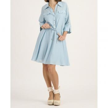 Vestido corta estilo camisa, falda evasé y cierre a botones