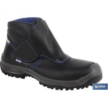 Bota de Piel Negra Modelo Urian con Cierre de Velcro